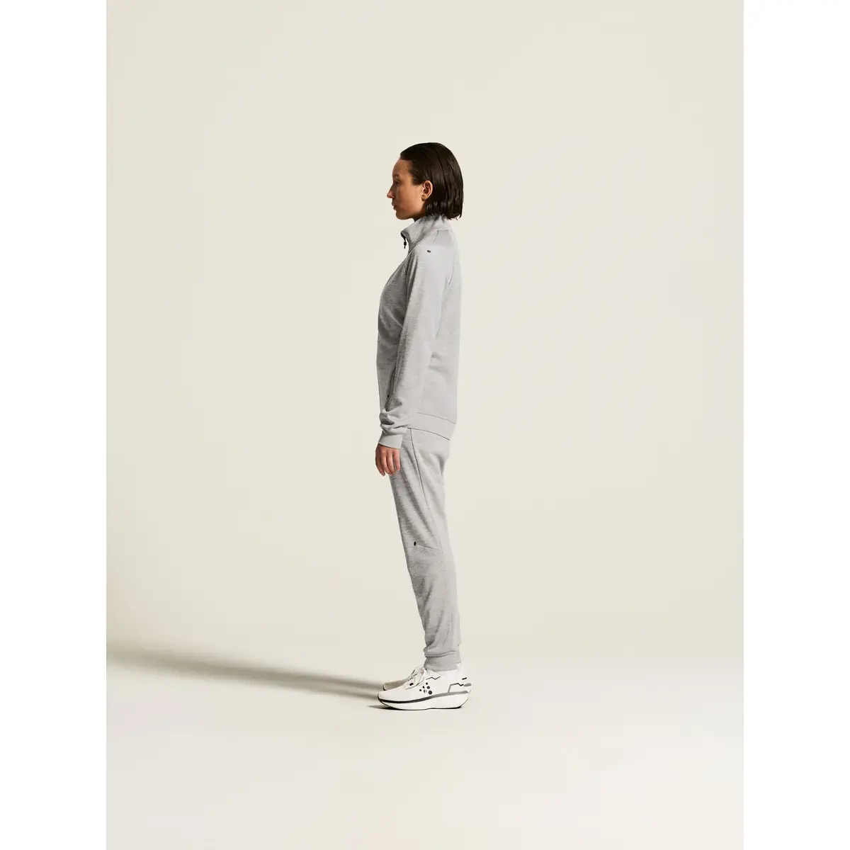 Chaqueta mujer CRAFT ADV UNIFY JACKET 1909135 64 Chaqueta mujer CRAFT ADV UNIFY JACKET 1909135, Grey melange, con modelo, vista lateral de cuerpo entero