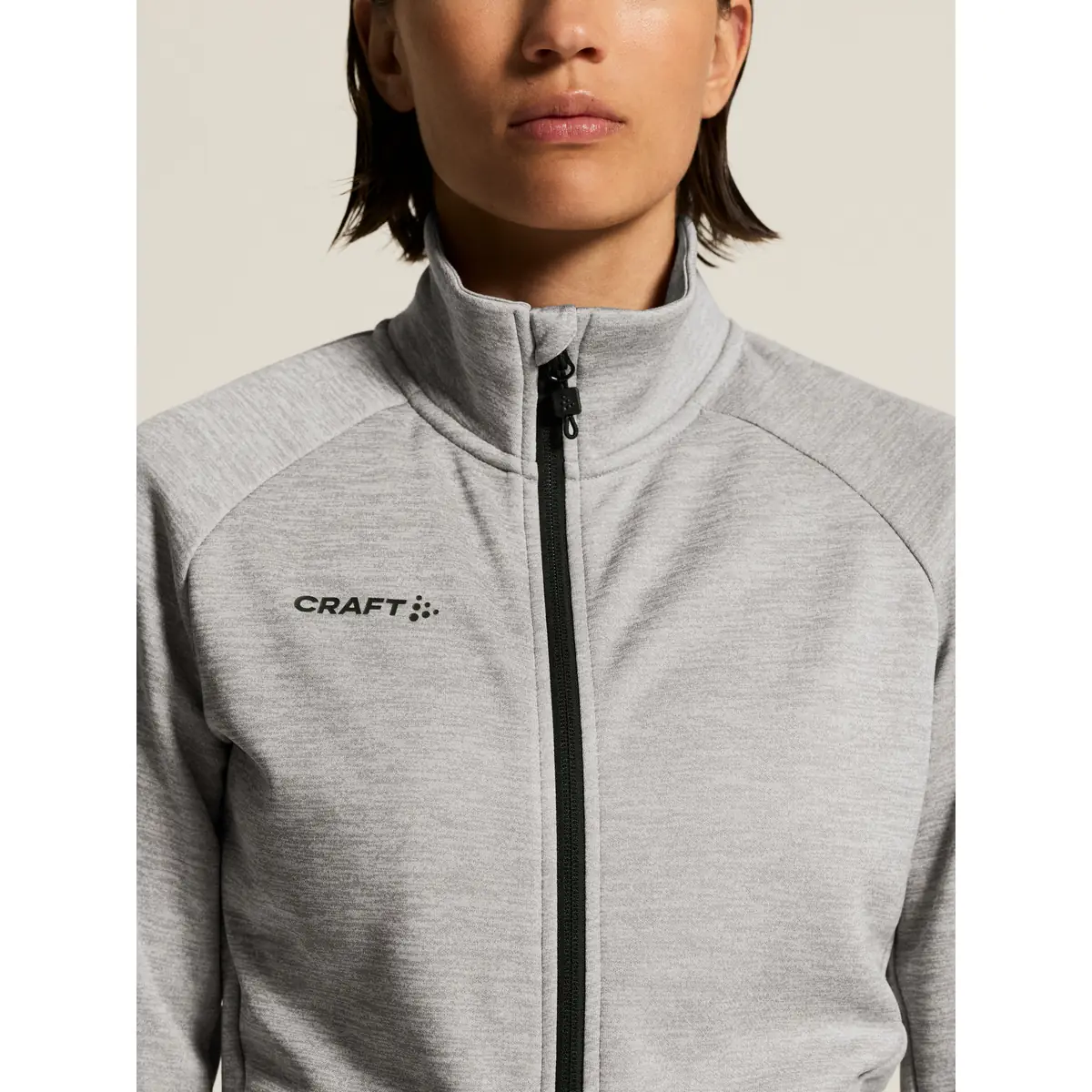 Chaqueta mujer CRAFT ADV UNIFY JACKET 1909135 66 Chaqueta mujer CRAFT ADV UNIFY JACKET 1909135, Grey melange, con modelo, detalle de cuello y pecho
