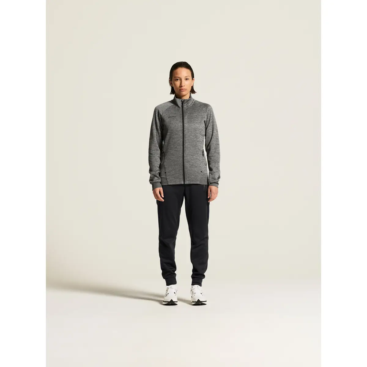 Chaqueta mujer CRAFT ADV UNIFY JACKET 1909135 71 Chaqueta mujer CRAFT ADV UNIFY JACKET 1909135, Dark grey melange, con modelo, vista frontal de cuerpo entero