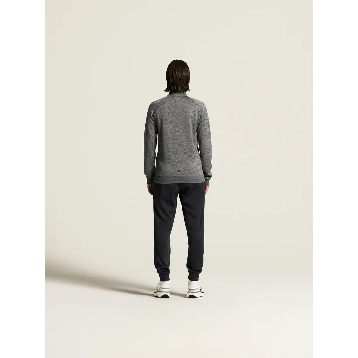 Chaqueta mujer CRAFT ADV UNIFY JACKET 1909135 76 Chaqueta mujer CRAFT ADV UNIFY JACKET 1909135, Dark grey melange, con modelo, vista posterior de cuerpo entero