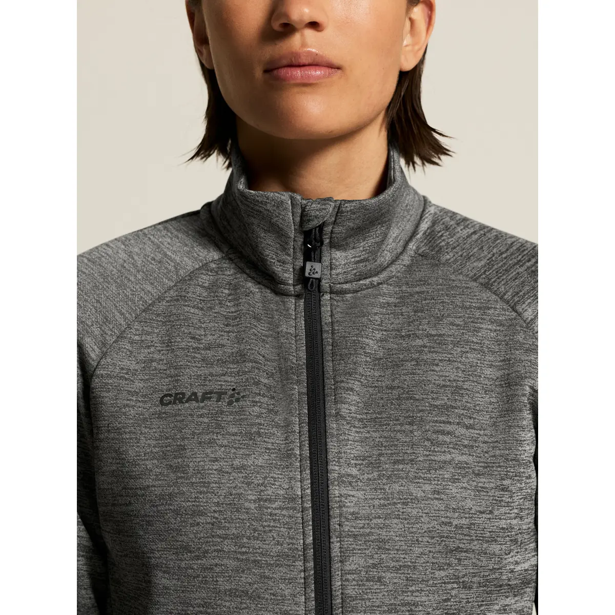 Chaqueta mujer CRAFT ADV UNIFY JACKET 1909135 79 Chaqueta mujer CRAFT ADV UNIFY JACKET 1909135, Dark grey melange, con modelo, detalle de cuello y pecho
