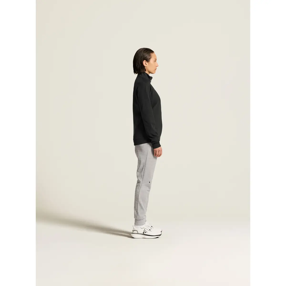 Chaqueta mujer CRAFT ADV UNIFY JACKET 1909135 85 Chaqueta mujer CRAFT ADV UNIFY JACKET 1909135, Negro, con modelo, vista lateral de cuerpo entero