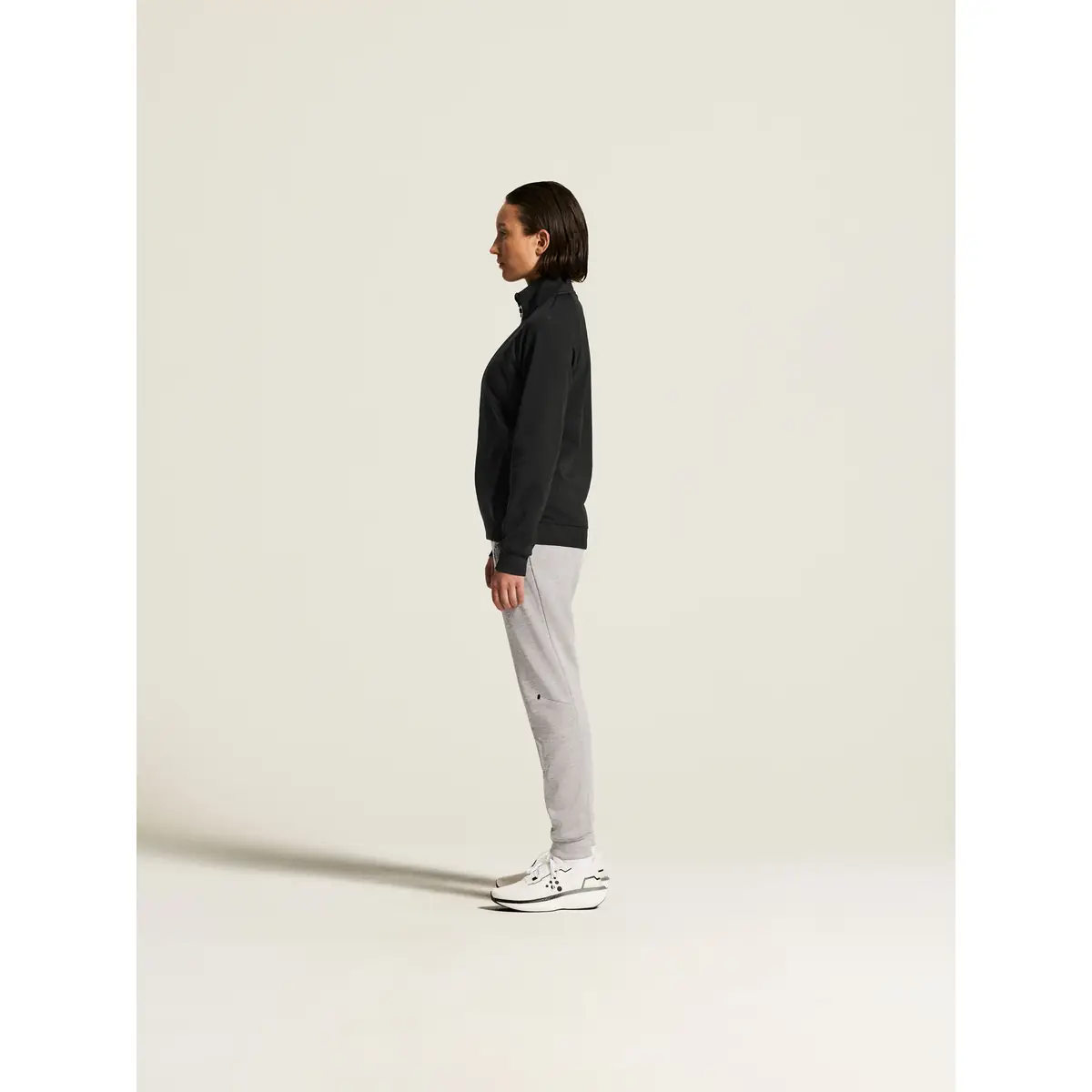 Chaqueta mujer CRAFT ADV UNIFY JACKET 1909135 86 Chaqueta mujer CRAFT ADV UNIFY JACKET 1909135, Negro, con modelo, vista lateral de cuerpo entero