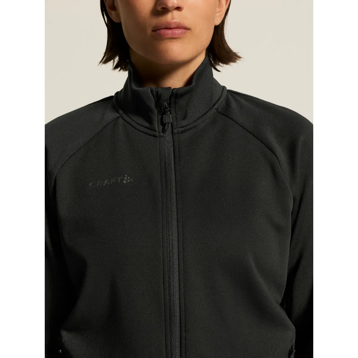 Chaqueta mujer CRAFT ADV UNIFY JACKET 1909135 87 Chaqueta mujer CRAFT ADV UNIFY JACKET 1909135, Negro, con modelo, detalle de cuello y pecho