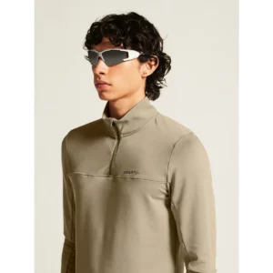 Polar hombre CRAFT CORE GAIN MIDLAYER 1909496, con modelo, detalle frontal del cuello