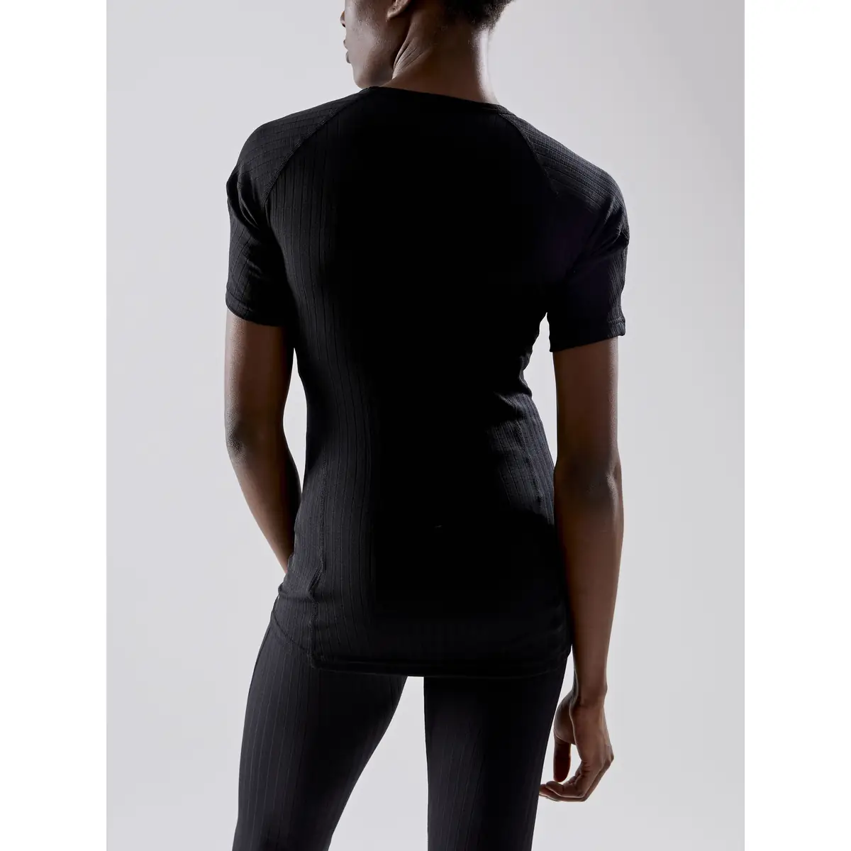 Camiseta interior mujer CRAFT ACTIVE EXTREME X SS 1909672 2 Camiseta interior mujer CRAFT ACTIVE EXTREME X SS 1909672, con modelo, vista posterior oblicua