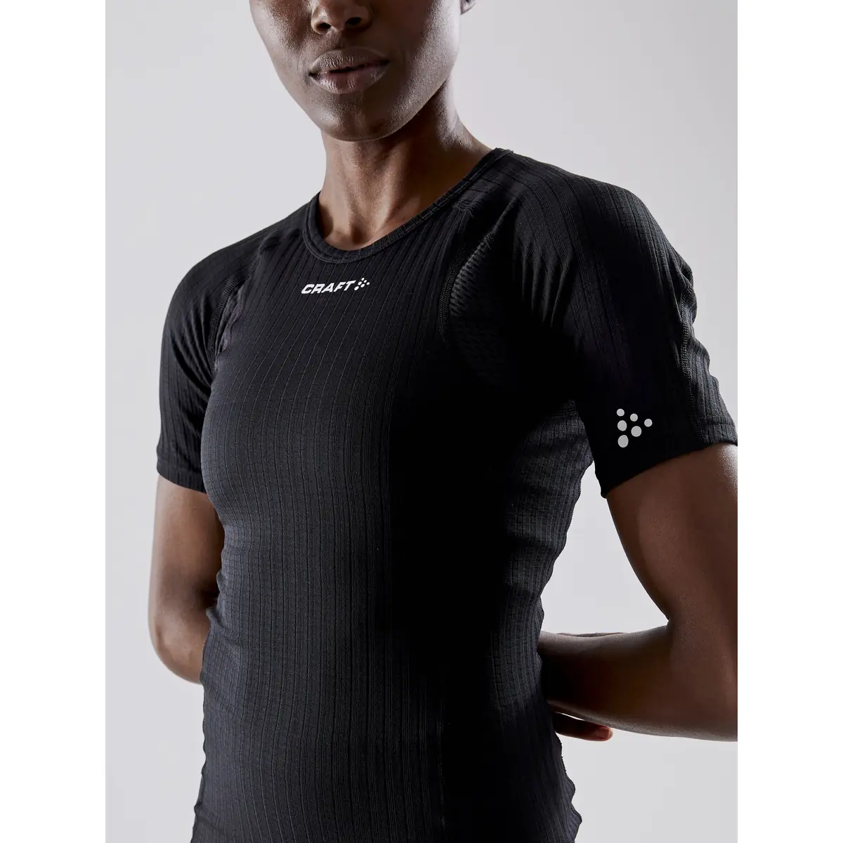 Camiseta interior mujer CRAFT ACTIVE EXTREME X SS 1909672 4 Camiseta interior mujer CRAFT ACTIVE EXTREME X SS 1909672, con modelo, detalle del pecho y la manga