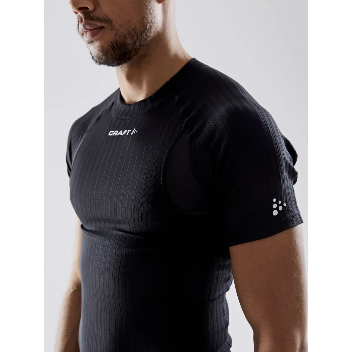 Camiseta interior hombre CRAFT ACTIVE EXTREME X SS 1909678 4 Camiseta interior hombre CRAFT ACTIVE EXTREME X SS 1909678, con modelo, detalle del pecho y la manga
