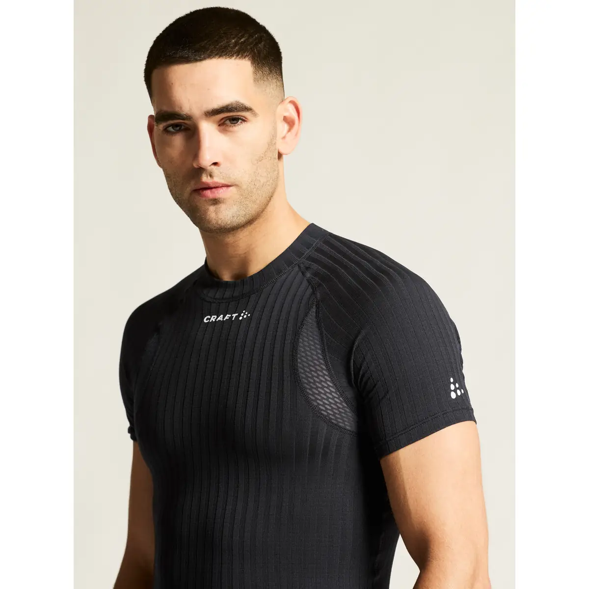 Camiseta interior hombre CRAFT ACTIVE EXTREME X SS 1909678 10 Camiseta interior hombre CRAFT ACTIVE EXTREME X SS 1909678, con modelo, detalle del pecho y la manga