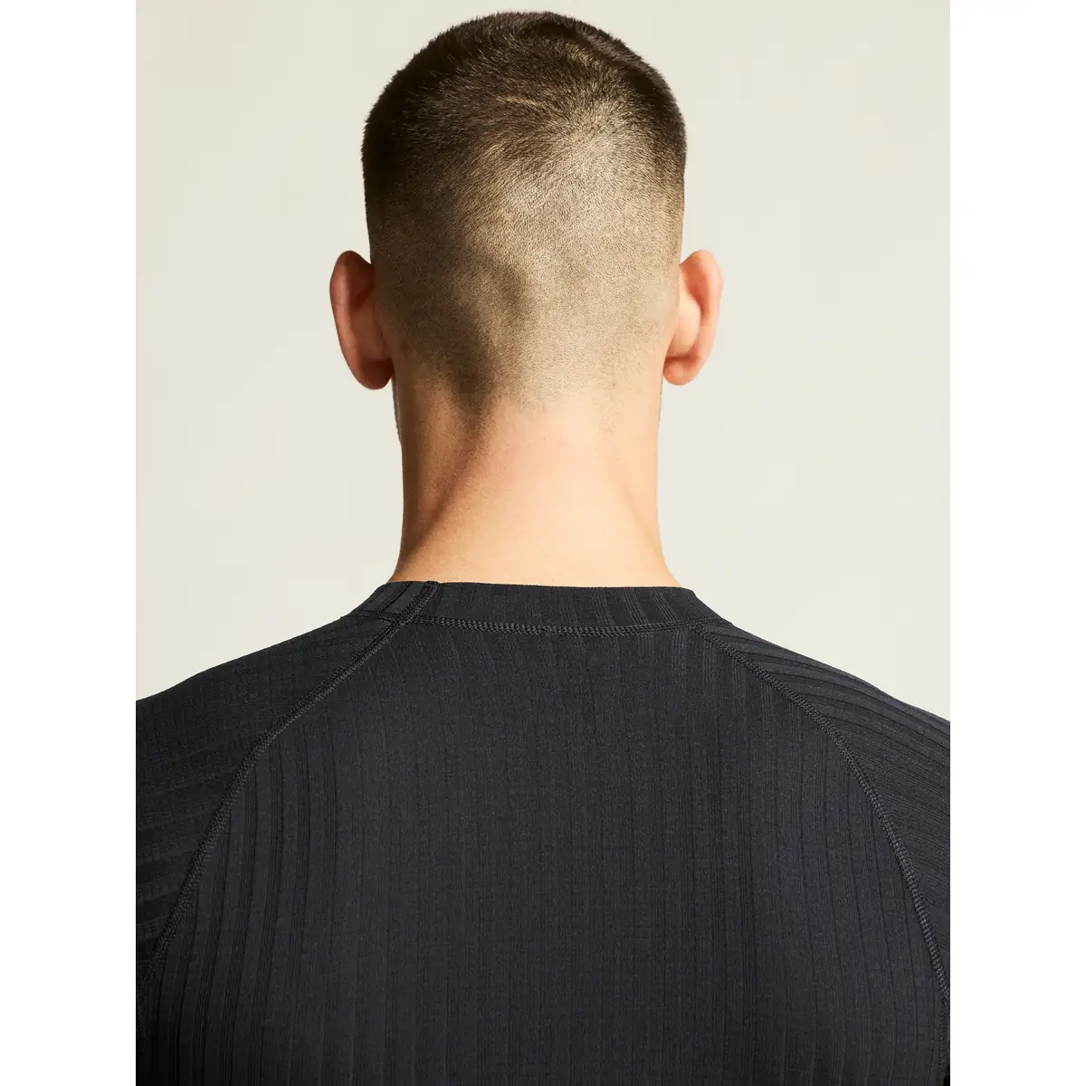 Camiseta interior hombre CRAFT ACTIVE EXTREME X SS 1909678 8 Camiseta interior hombre CRAFT ACTIVE EXTREME X SS 1909678, con modelo, detalle posterior del cuello