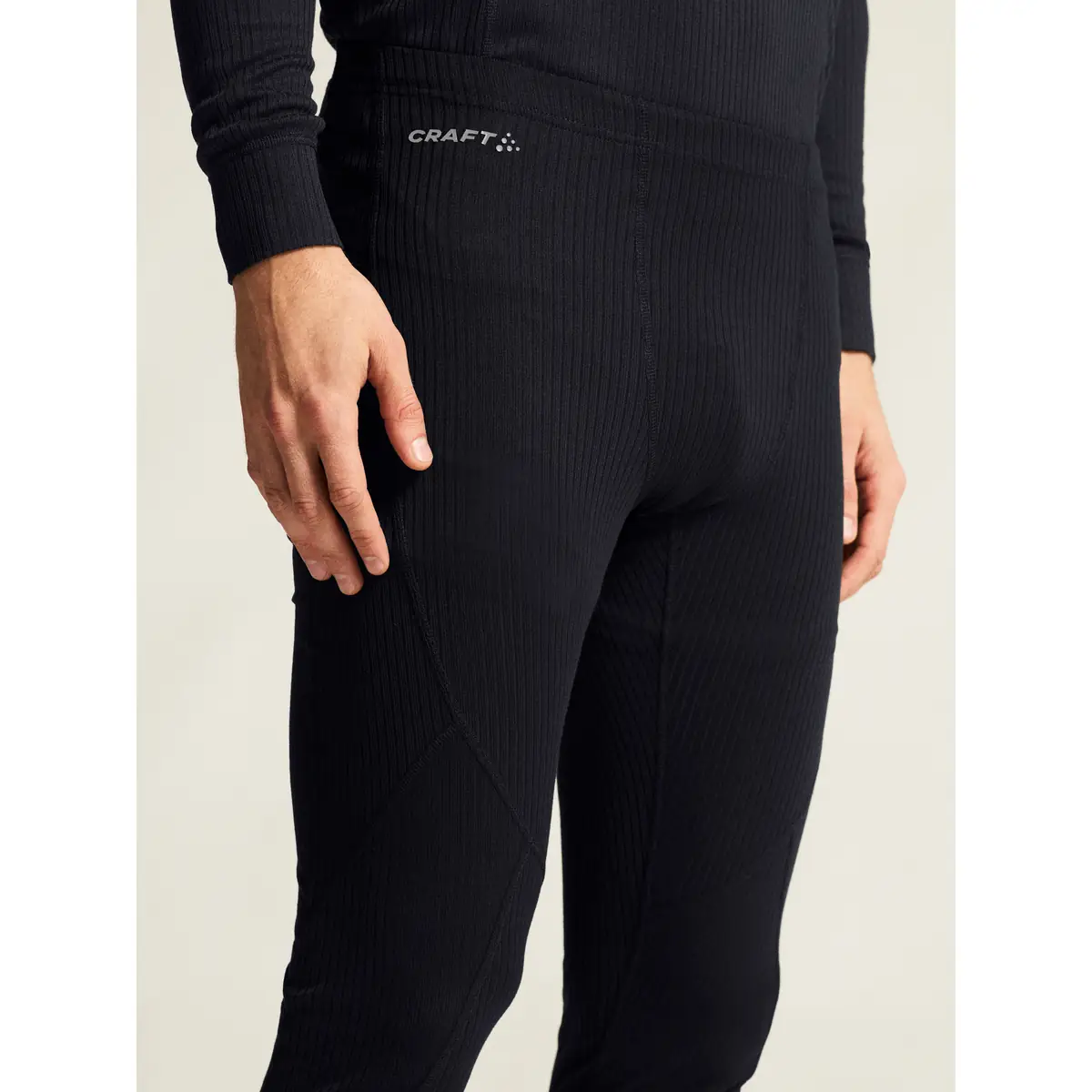 Conjunto hombre CRAFT CORE DRY BASELAYER SET 1909707 18 Conjunto hombre CRAFT CORE DRY BASELAYER SET 1909707, Negro, con modelo, detalle de la cintura de la malla