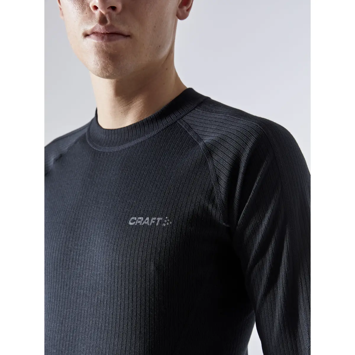 Conjunto hombre CRAFT CORE DRY BASELAYER SET 1909707 7 Conjunto hombre CRAFT CORE DRY BASELAYER SET 1909707, Negro, con modelo, detalle del cuello y el pecho