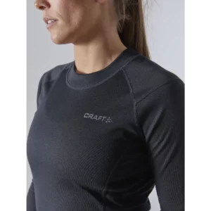 Conjunto térmico mujer CRAFT CORE WARM BASELAYER SET 1909708, con modelo, detalle del cuello de la camiseta