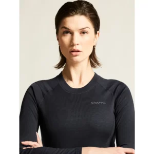 Conjunto térmico mujer CRAFT CORE WARM BASELAYER SET 1909708, con modelo, detalle frontal de la camiseta