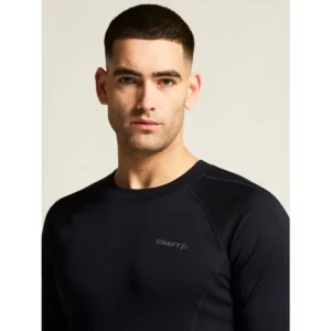 Conjunto térmico hombre CRAFT CORE WARM BASELAYER 1909709, Negro, con modelo, detalle del cuello de la camiseta