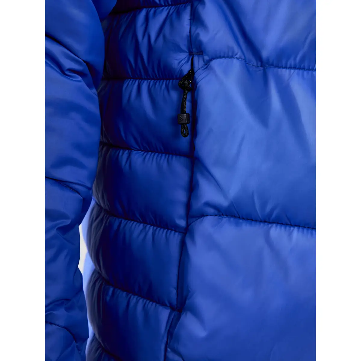 Chaqueta hombre CRAFT CORE EXPLORE ISOLATE JACKET 1910390 18 Chaqueta hombre CRAFT CORE EXPLORE ISOLATE JACKET 1910390, con modelo, detalle del bolsillo con cremallera