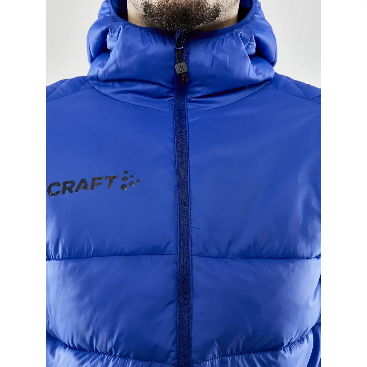 Chaqueta hombre CRAFT CORE EXPLORE ISOLATE JACKET 1910390 19 Chaqueta hombre CRAFT CORE EXPLORE ISOLATE JACKET 1910390, con modelo, detalle del cuello y la cremallera