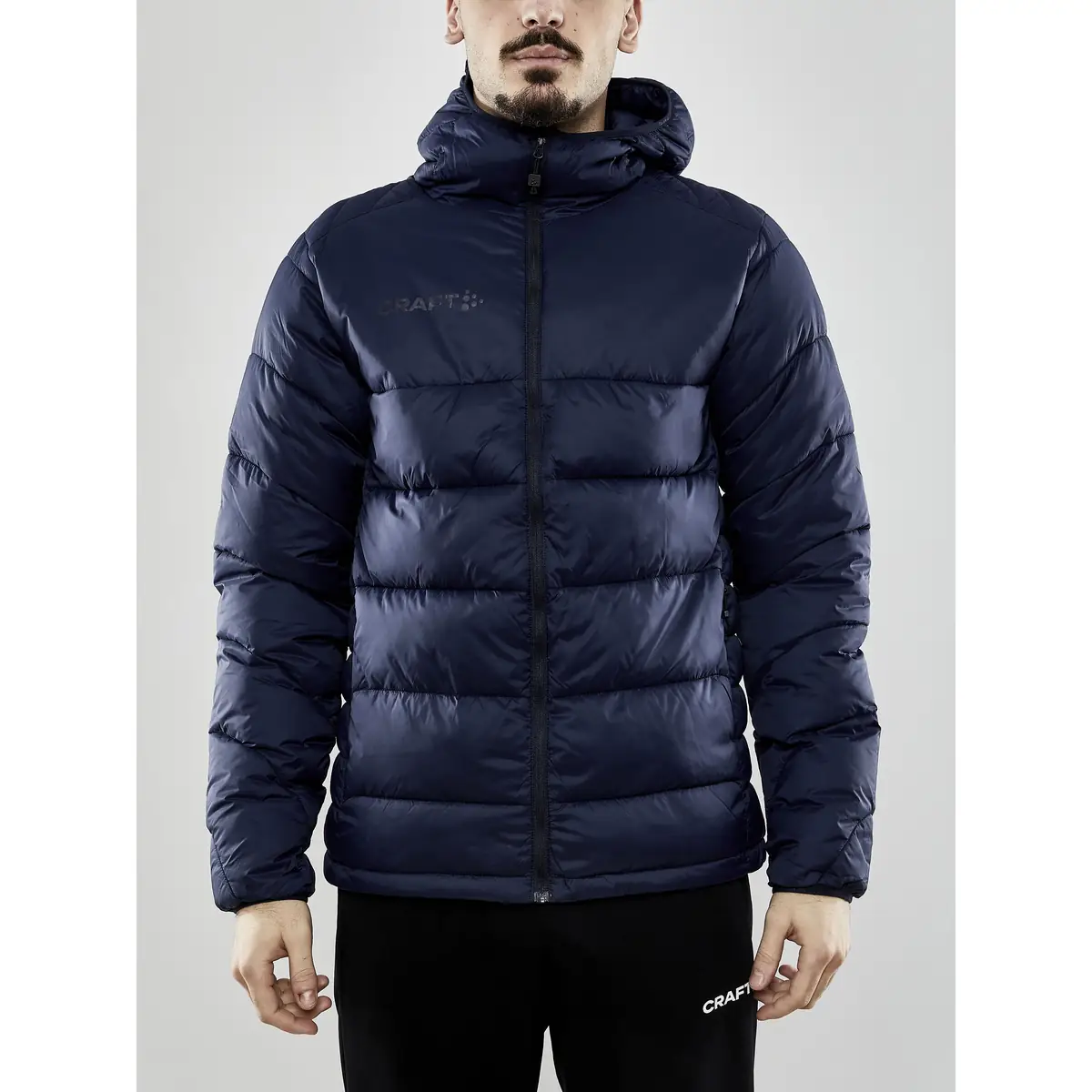 Chaqueta hombre CRAFT CORE EXPLORE ISOLATE JACKET 1910390 21 Chaqueta hombre CRAFT CORE EXPLORE ISOLATE JACKET 1910390, con modelo, vista frontal