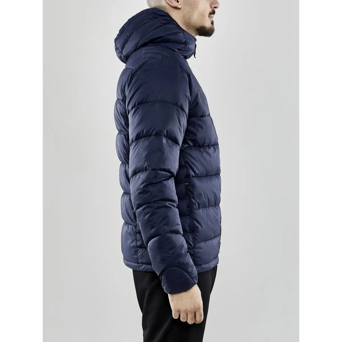 Chaqueta hombre CRAFT CORE EXPLORE ISOLATE JACKET 1910390 22 Chaqueta hombre CRAFT CORE EXPLORE ISOLATE JACKET 1910390, con modelo, lateral derecho