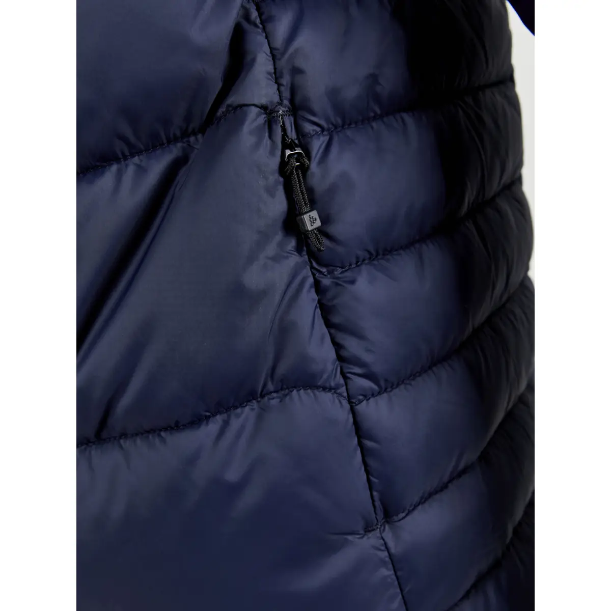 Chaqueta hombre CRAFT CORE EXPLORE ISOLATE JACKET 1910390 24 Chaqueta hombre CRAFT CORE EXPLORE ISOLATE JACKET 1910390, con modelo, detalle del bolsillo con cremallera