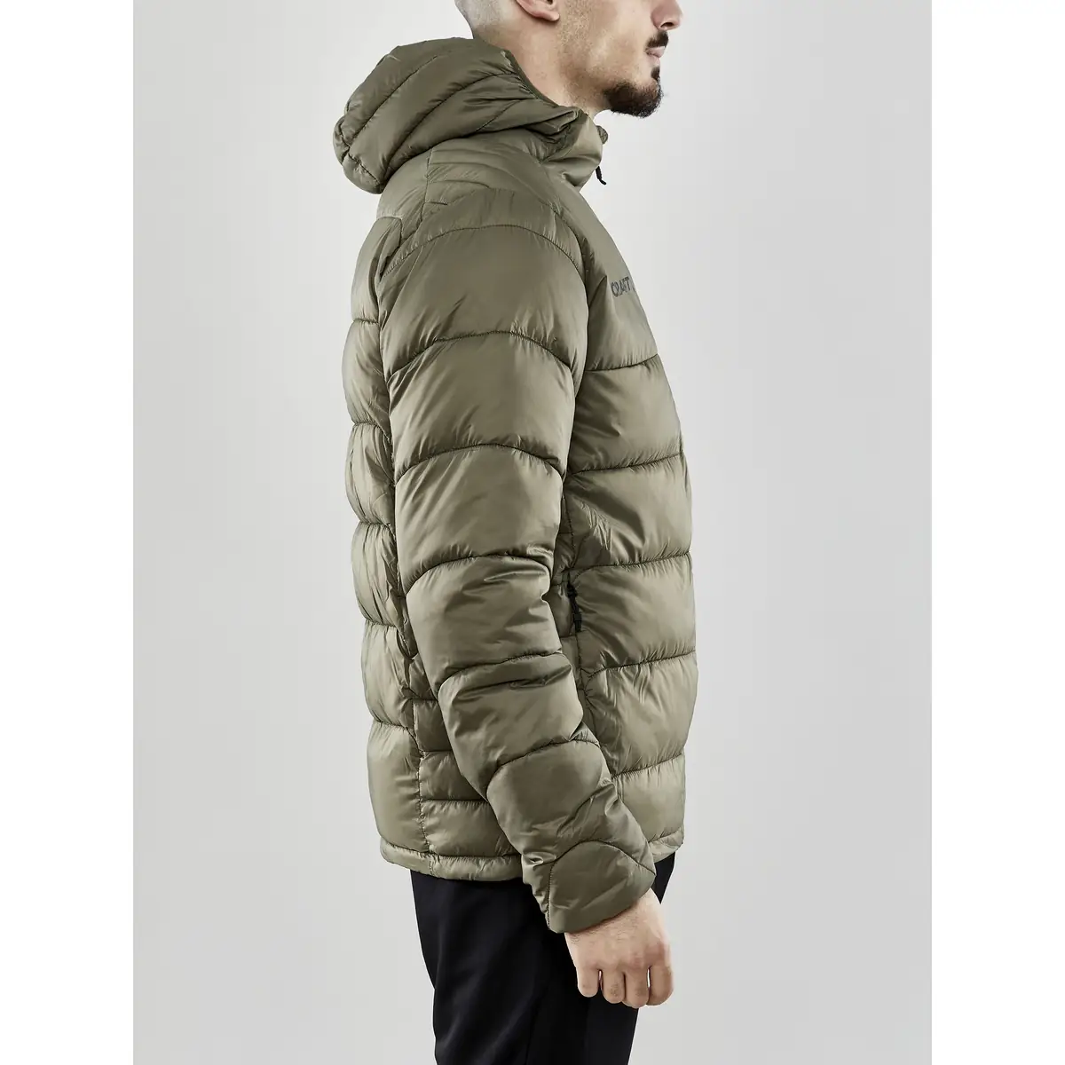 Chaqueta hombre CRAFT CORE EXPLORE ISOLATE JACKET 1910390 33 Chaqueta hombre CRAFT CORE EXPLORE ISOLATE JACKET 1910390, con modelo, lateral derecho