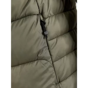 Chaqueta hombre CRAFT CORE EXPLORE ISOLATE JACKET 1910390, con modelo, detalle del bolsillo con cremallera