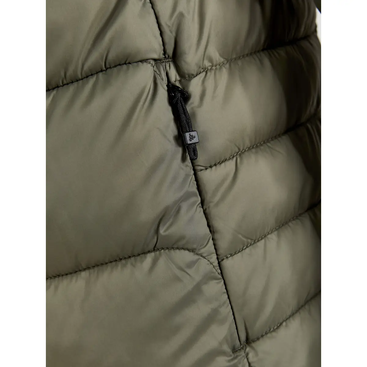 Chaqueta hombre CRAFT CORE EXPLORE ISOLATE JACKET 1910390 36 Chaqueta hombre CRAFT CORE EXPLORE ISOLATE JACKET 1910390, con modelo, detalle del bolsillo con cremallera
