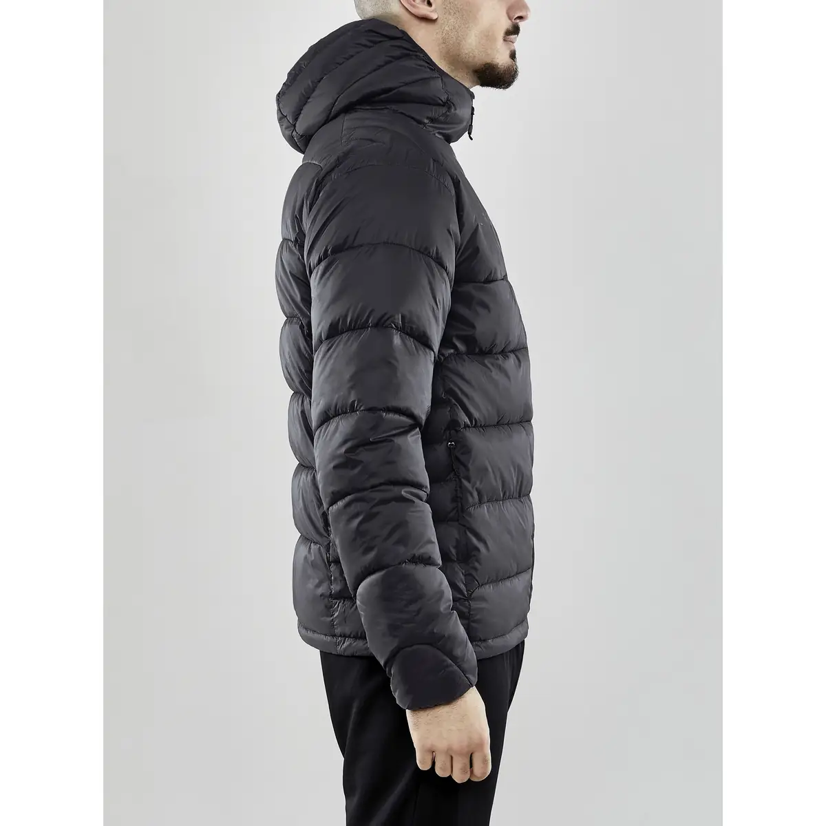 Chaqueta hombre CRAFT CORE EXPLORE ISOLATE JACKET 1910390 39 Chaqueta hombre CRAFT CORE EXPLORE ISOLATE JACKET 1910390, con modelo, lateral derecho