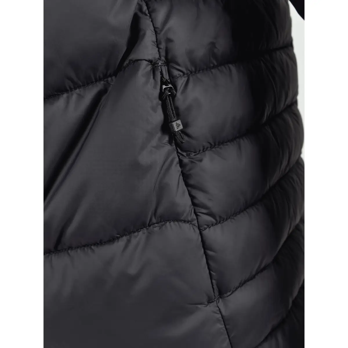 Chaqueta hombre CRAFT CORE EXPLORE ISOLATE JACKET 1910390 41 Chaqueta hombre CRAFT CORE EXPLORE ISOLATE JACKET 1910390, con modelo, detalle del bolsillo con cremallera