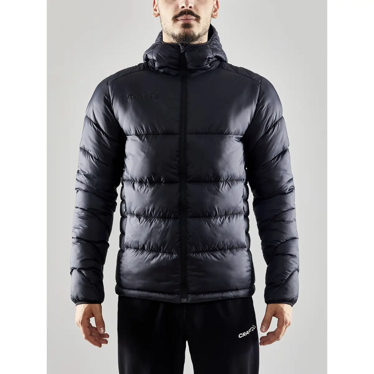 Chaqueta hombre CRAFT CORE EXPLORE ISOLATE JACKET 1910390 43 Chaqueta hombre CRAFT CORE EXPLORE ISOLATE JACKET 1910390, con modelo, vista frontal
