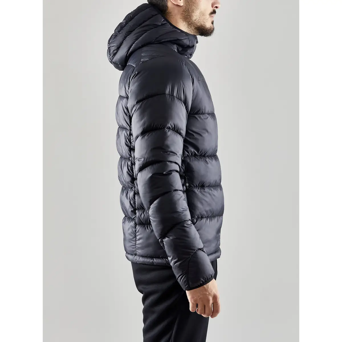 Chaqueta hombre CRAFT CORE EXPLORE ISOLATE JACKET 1910390 44 Chaqueta hombre CRAFT CORE EXPLORE ISOLATE JACKET 1910390, con modelo, lateral derecho