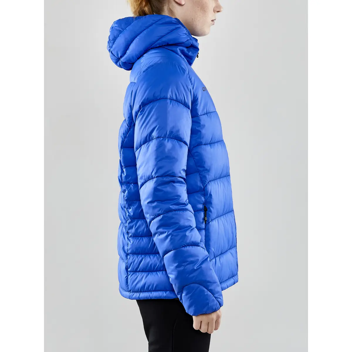 Chaqueta mujer CRAFT CORE EXPLORE ISOLATE JACKET 1910391 2 Chaqueta mujer CRAFT CORE EXPLORE ISOLATE JACKET 1910391, con modelo, vista lateral