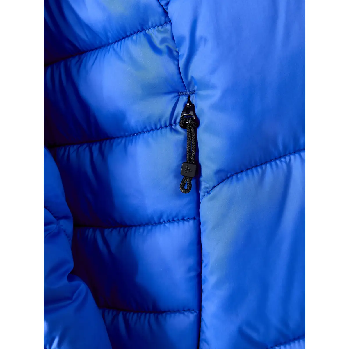 Chaqueta mujer CRAFT CORE EXPLORE ISOLATE JACKET 1910391 18 Chaqueta mujer CRAFT CORE EXPLORE ISOLATE JACKET 1910391, con modelo, detalle del bolsillo con cremallera