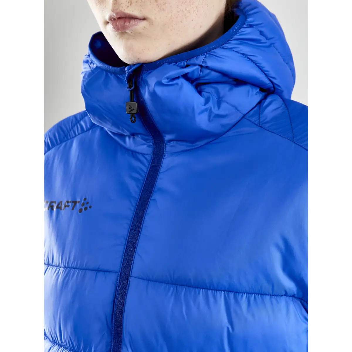 Chaqueta mujer CRAFT CORE EXPLORE ISOLATE JACKET 1910391 19 Chaqueta mujer CRAFT CORE EXPLORE ISOLATE JACKET 1910391, con modelo, detalle del cuello y la cremallera