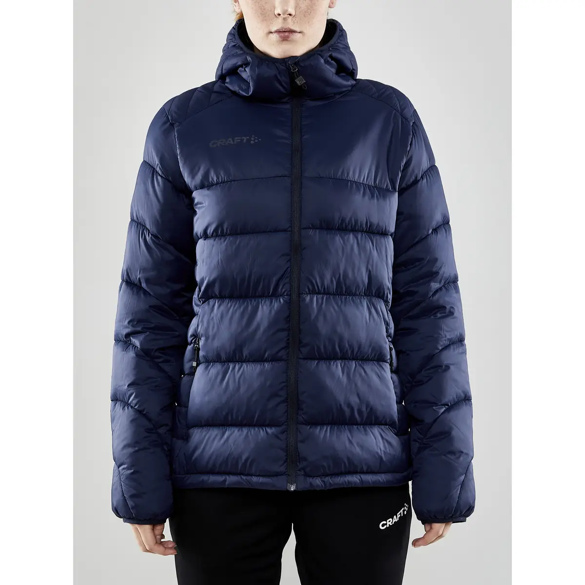 Chaqueta mujer CRAFT CORE EXPLORE ISOLATE JACKET 1910391 21 Chaqueta mujer CRAFT CORE EXPLORE ISOLATE JACKET 1910391, con modelo, vista frontal
