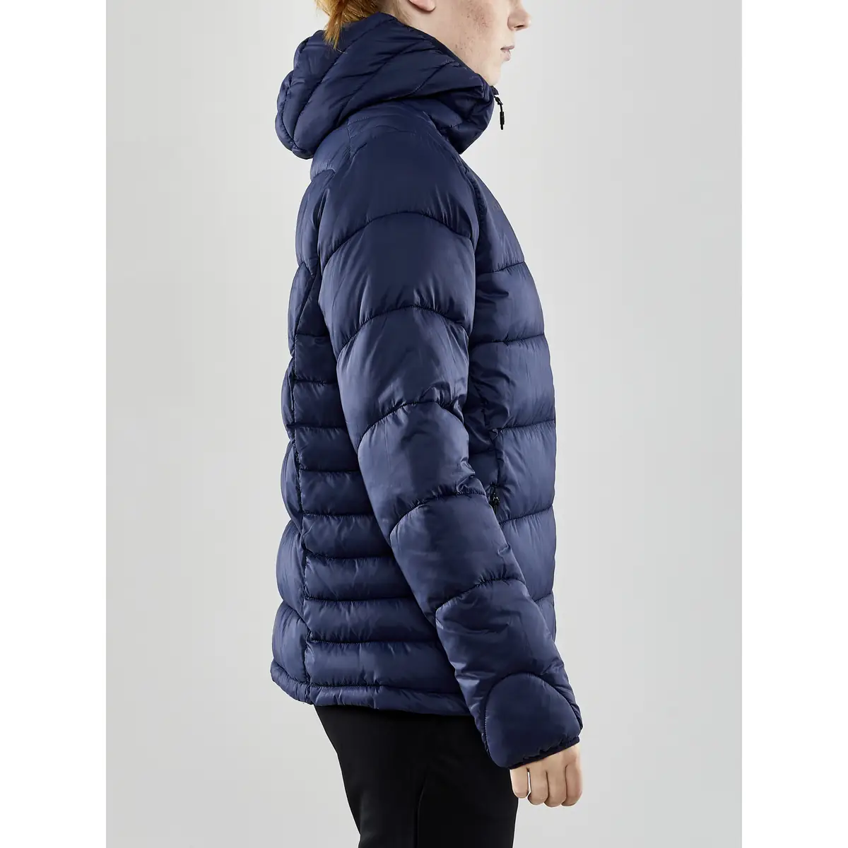 Chaqueta mujer CRAFT CORE EXPLORE ISOLATE JACKET 1910391 22 Chaqueta mujer CRAFT CORE EXPLORE ISOLATE JACKET 1910391, con modelo, vista lateral