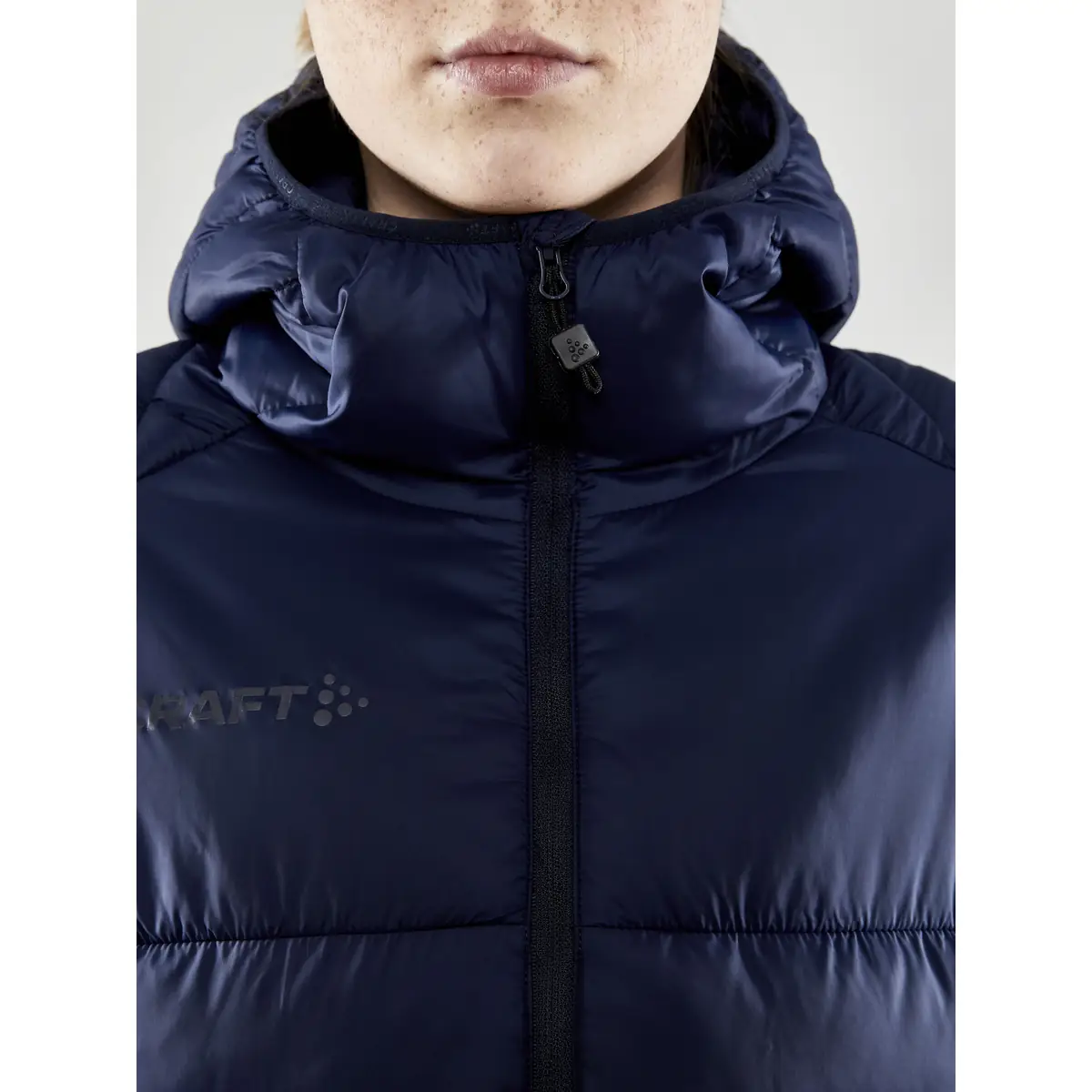 Chaqueta mujer CRAFT CORE EXPLORE ISOLATE JACKET 1910391 25 Chaqueta mujer CRAFT CORE EXPLORE ISOLATE JACKET 1910391, con modelo, detalle del cuello y la cremallera
