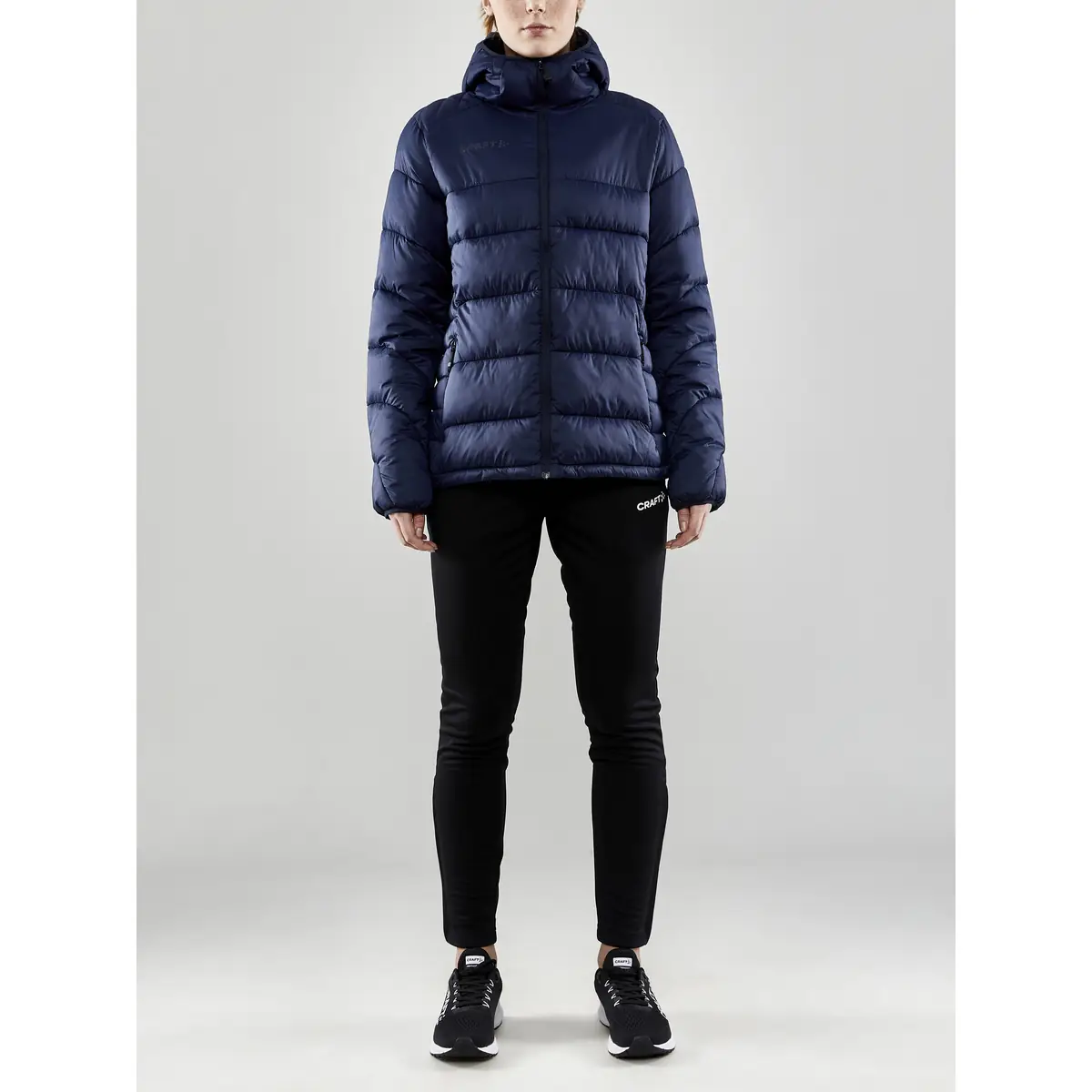 Chaqueta mujer CRAFT CORE EXPLORE ISOLATE JACKET 1910391 26 Chaqueta mujer CRAFT CORE EXPLORE ISOLATE JACKET 1910391, con modelo, vista frontal
