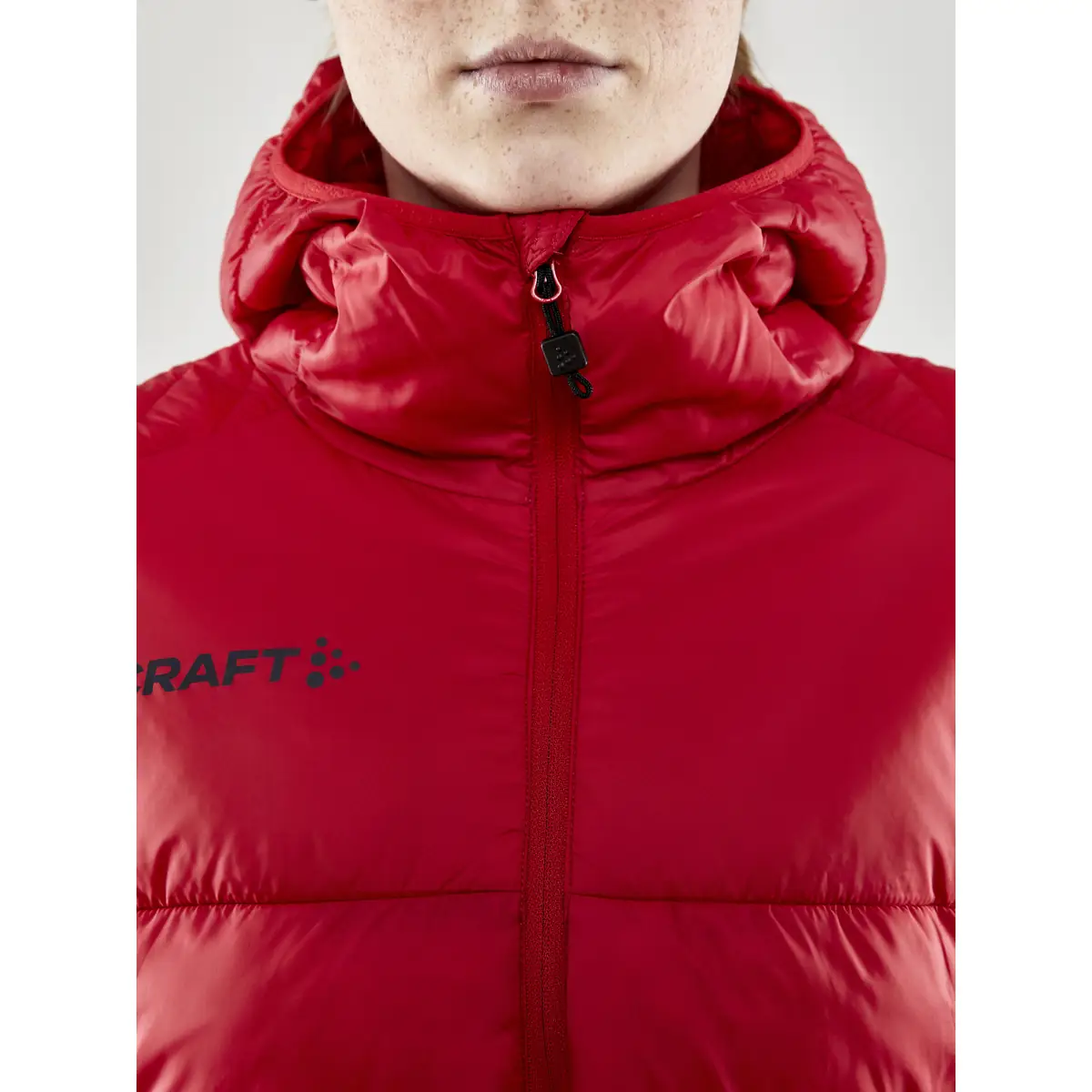 Chaqueta mujer CRAFT CORE EXPLORE ISOLATE JACKET 1910391 33 Chaqueta mujer CRAFT CORE EXPLORE ISOLATE JACKET 1910391, con modelo, detalle del cuello y la cremallera