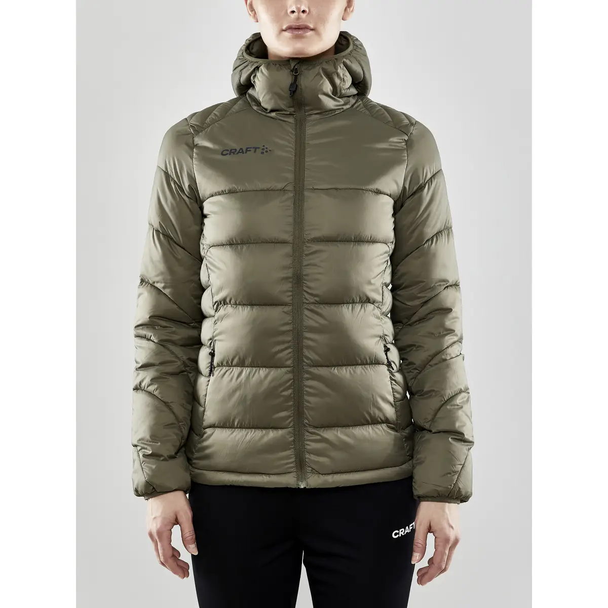 Chaqueta mujer CRAFT CORE EXPLORE ISOLATE JACKET 1910391 35 Chaqueta mujer CRAFT CORE EXPLORE ISOLATE JACKET 1910391, con modelo, vista frontal