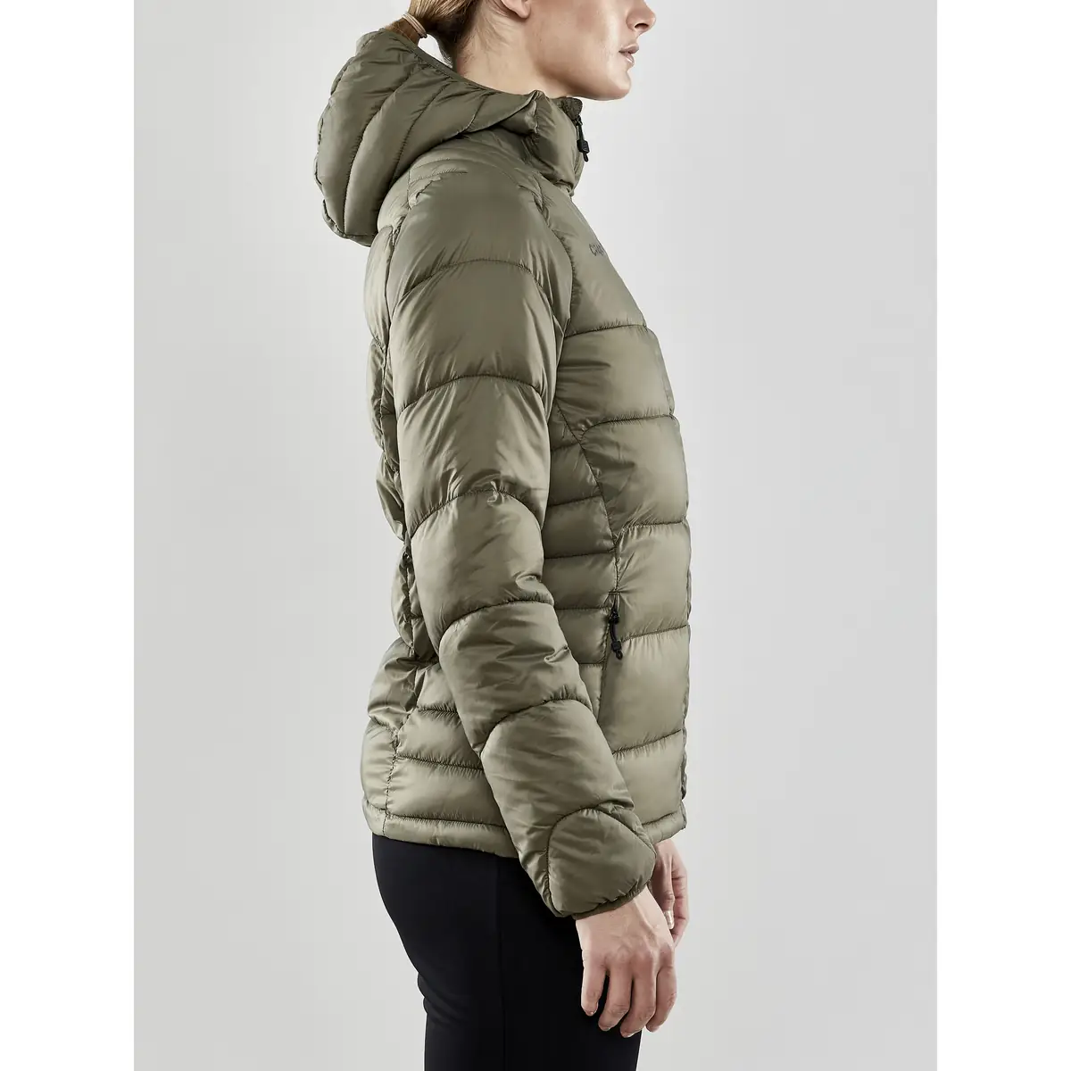 Chaqueta mujer CRAFT CORE EXPLORE ISOLATE JACKET 1910391 36 Chaqueta mujer CRAFT CORE EXPLORE ISOLATE JACKET 1910391, con modelo, vista lateral