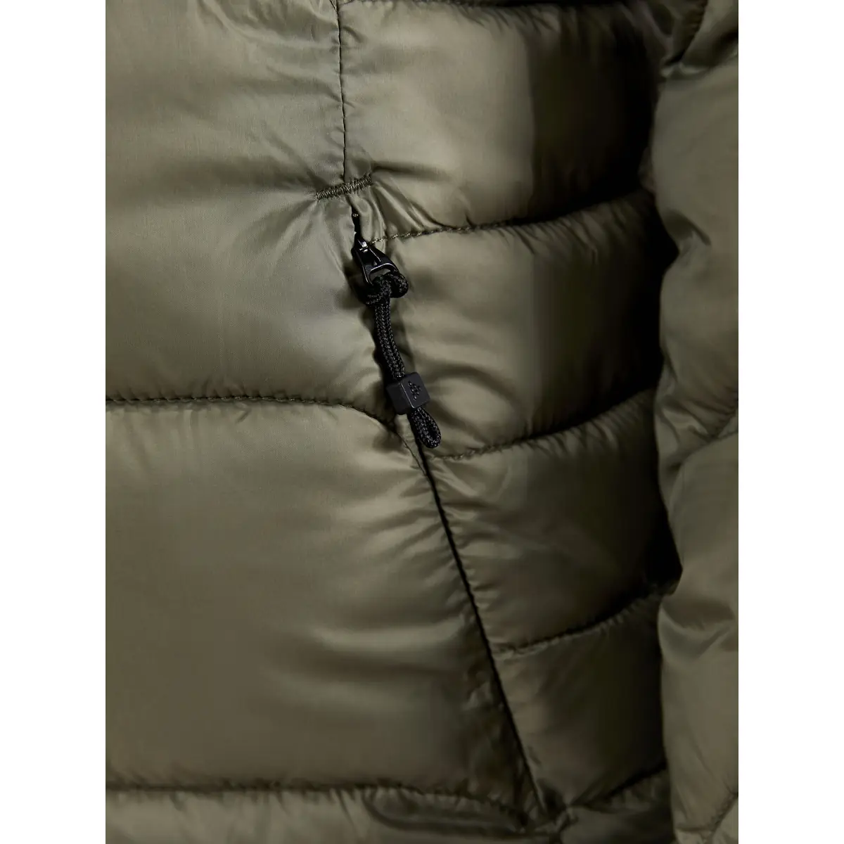 Chaqueta mujer CRAFT CORE EXPLORE ISOLATE JACKET 1910391 38 Chaqueta mujer CRAFT CORE EXPLORE ISOLATE JACKET 1910391, con modelo, detalle del bolsillo con cremallera