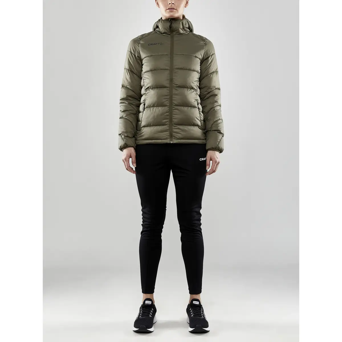 Chaqueta mujer CRAFT CORE EXPLORE ISOLATE JACKET 1910391 39 Chaqueta mujer CRAFT CORE EXPLORE ISOLATE JACKET 1910391, con modelo, vista frontal