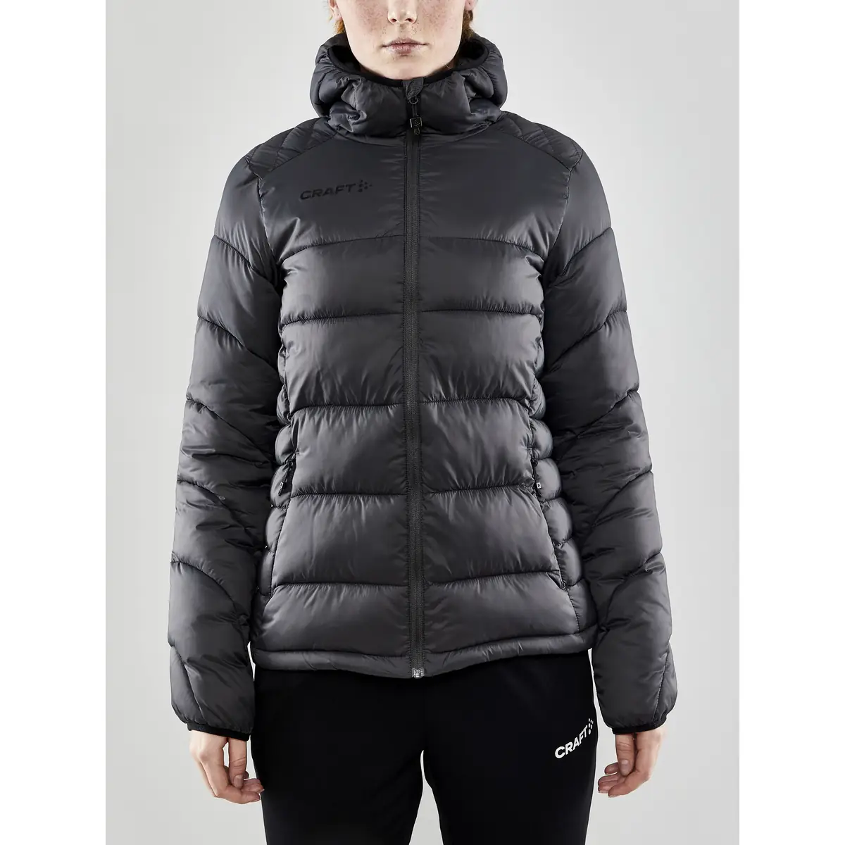 Chaqueta mujer CRAFT CORE EXPLORE ISOLATE JACKET 1910391 40 Chaqueta mujer CRAFT CORE EXPLORE ISOLATE JACKET 1910391, con modelo, vista frontal