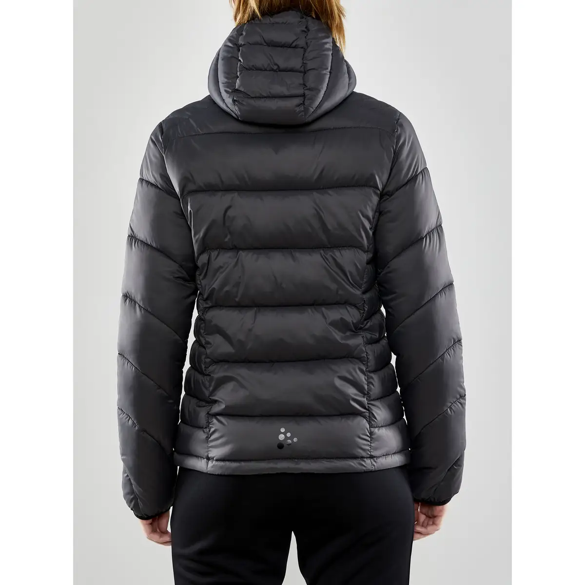 Chaqueta mujer CRAFT CORE EXPLORE ISOLATE JACKET 1910391 42 Chaqueta mujer CRAFT CORE EXPLORE ISOLATE JACKET 1910391, con modelo, vista posterior