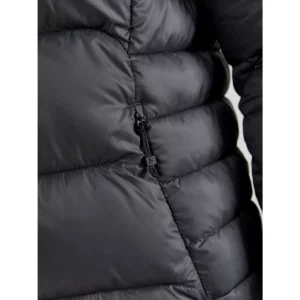 Chaqueta mujer CRAFT CORE EXPLORE ISOLATE JACKET 1910391, con modelo, detalle del bolsillo con cremallera
