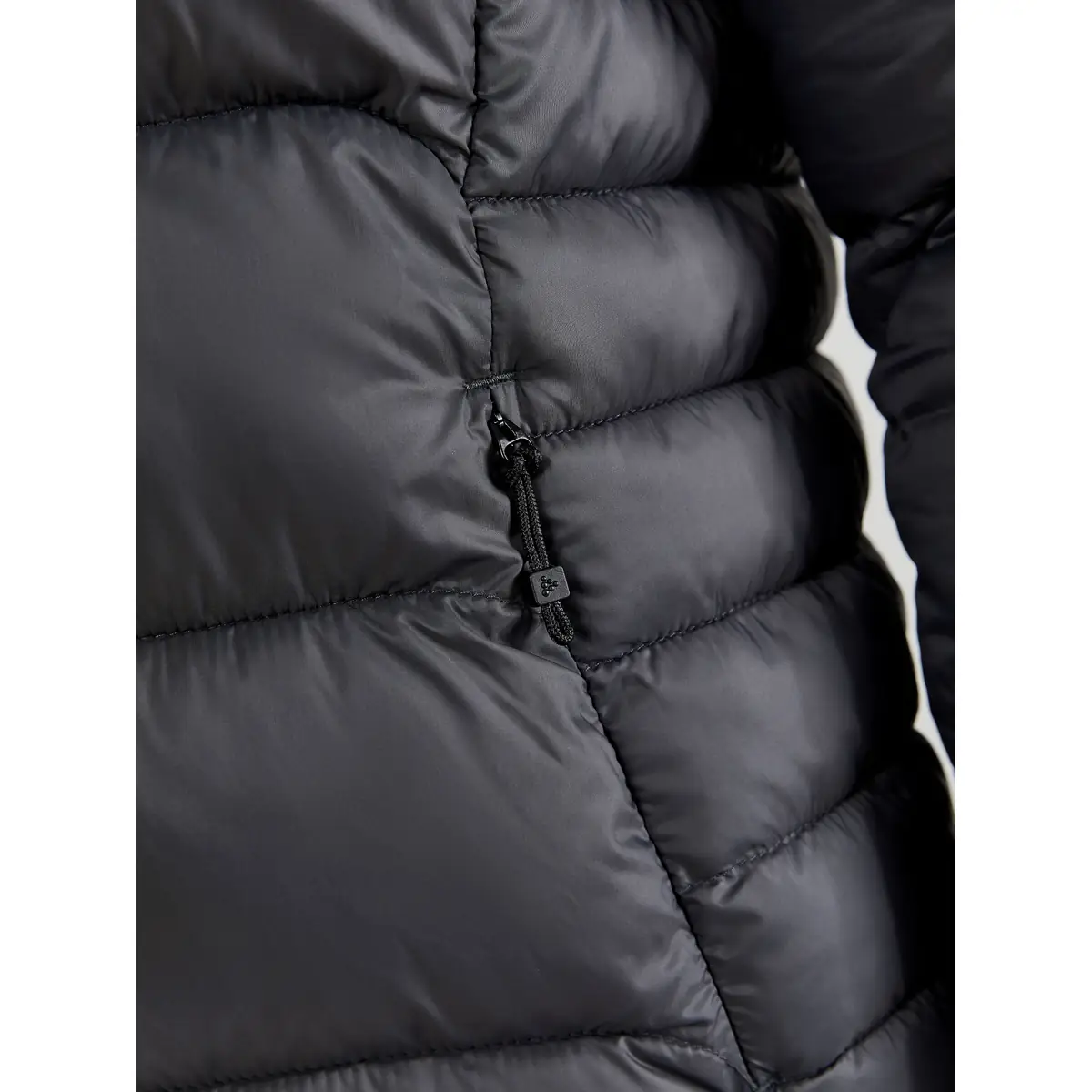 Chaqueta mujer CRAFT CORE EXPLORE ISOLATE JACKET 1910391 43 Chaqueta mujer CRAFT CORE EXPLORE ISOLATE JACKET 1910391, con modelo, detalle del bolsillo con cremallera
