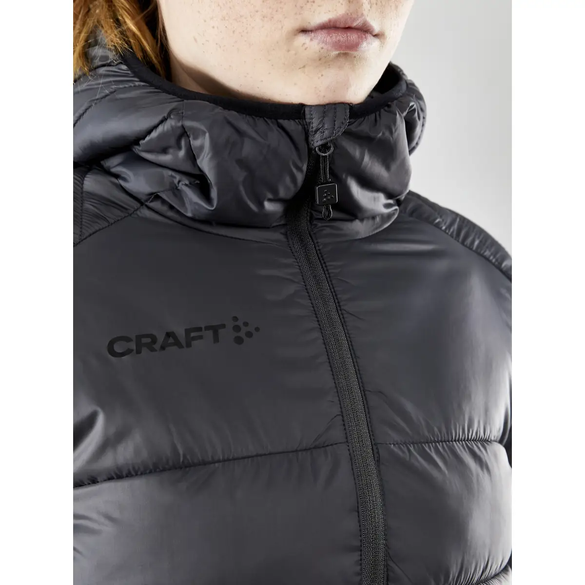 Chaqueta mujer CRAFT CORE EXPLORE ISOLATE JACKET 1910391 44 Chaqueta mujer CRAFT CORE EXPLORE ISOLATE JACKET 1910391, con modelo, detalle del cuello y la cremallera
