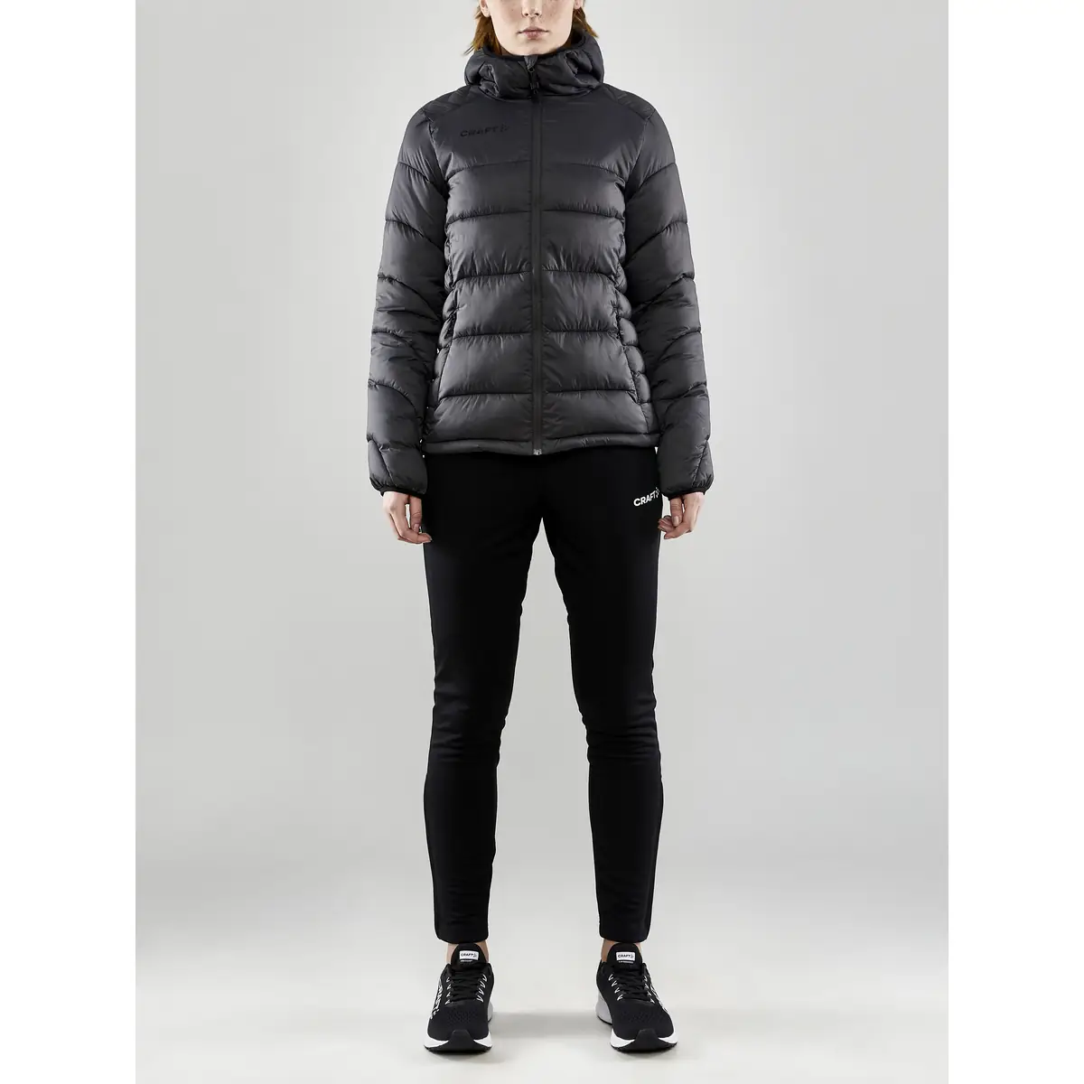 Chaqueta mujer CRAFT CORE EXPLORE ISOLATE JACKET 1910391 45 Chaqueta mujer CRAFT CORE EXPLORE ISOLATE JACKET 1910391, con modelo, vista frontal
