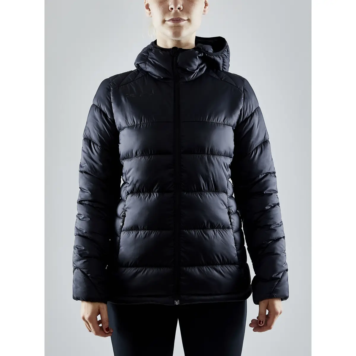 Chaqueta mujer CRAFT CORE EXPLORE ISOLATE JACKET 1910391 46 Chaqueta mujer CRAFT CORE EXPLORE ISOLATE JACKET 1910391, con modelo, vista frontal
